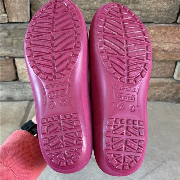 Crocs sz 7 pomegranate mammoth flat NWT - Picture 9 of 12
